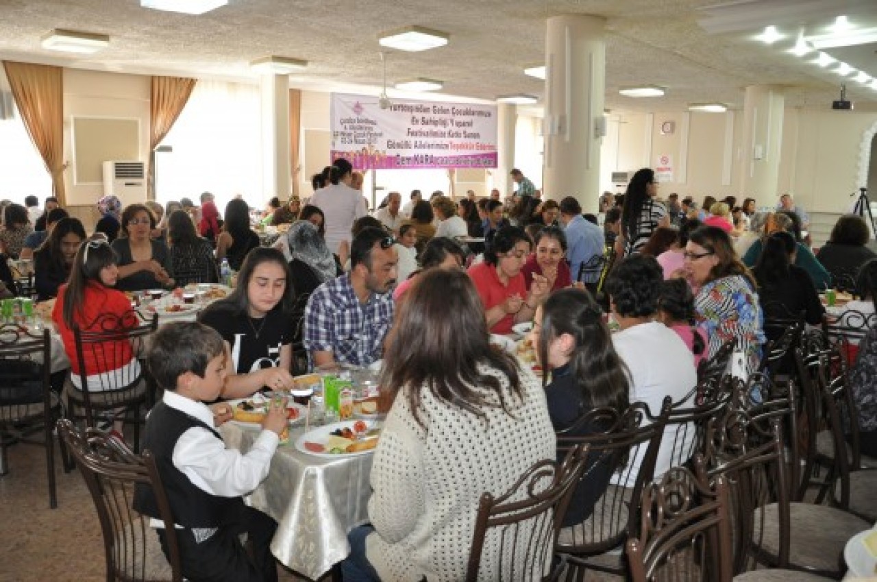 Cem Kara gönüllü aileleri kahvaltıda buluşturdu 7