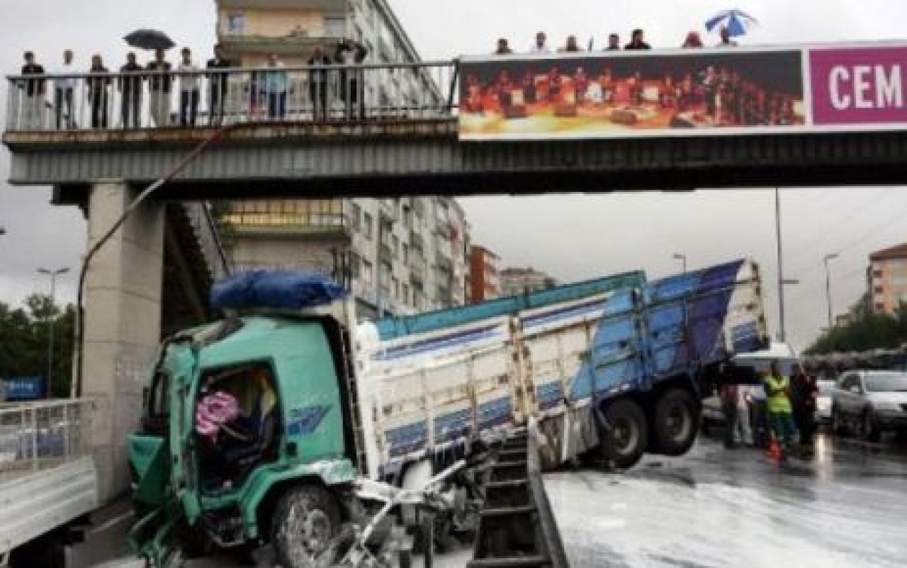 AVCILAR'DA TRAFİK KİTLENDİ...