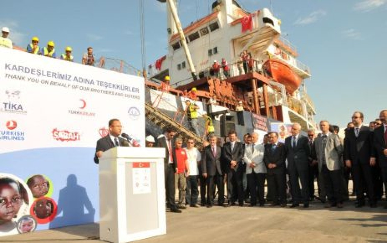 SOMALİ YARDIM GEMİSİNİ GEZDİLER