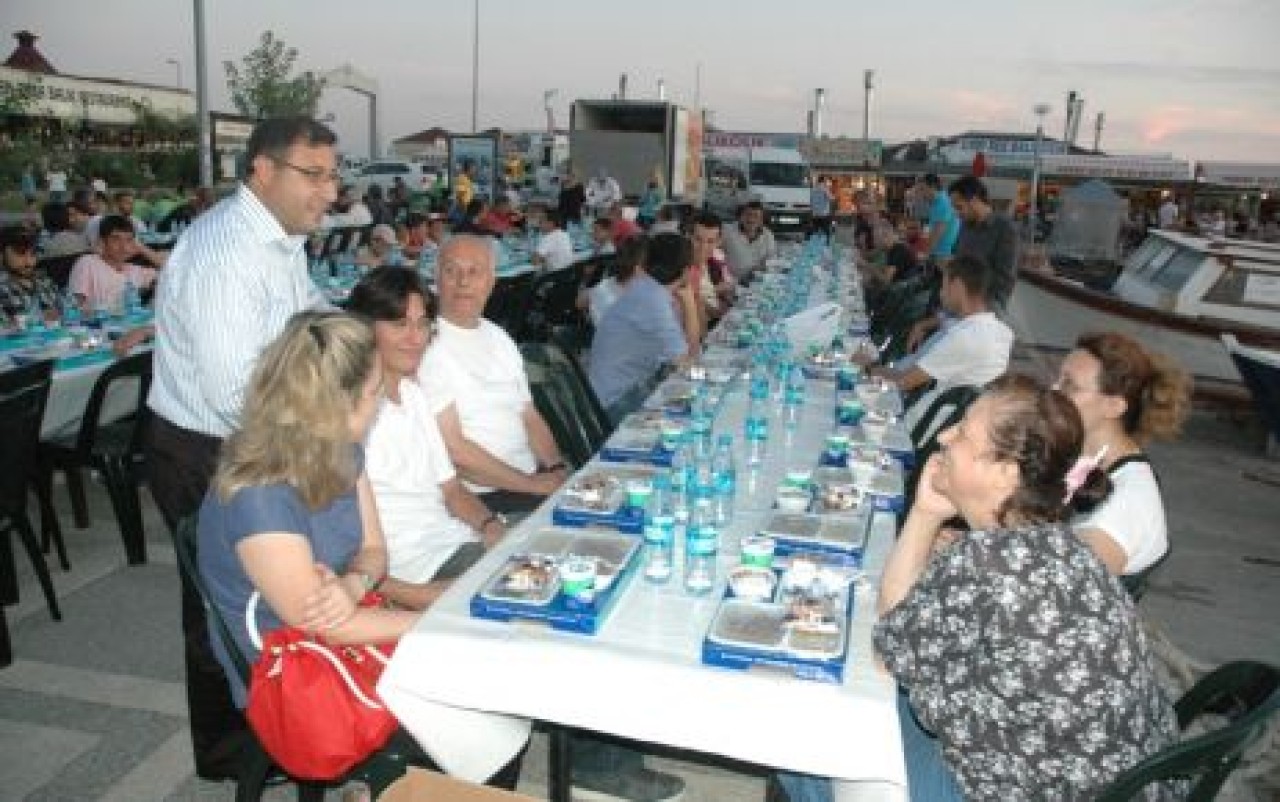 SİLİVRİ SAHİLİNDE 3000 KİŞİLİK İFTAR