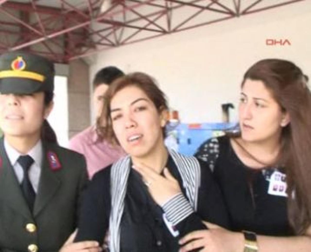 Cenazeyi 20 günlük eşi karşıladı