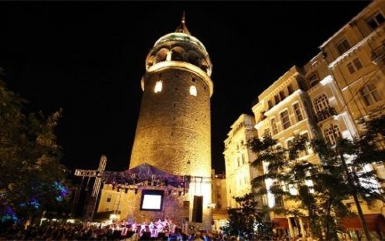 Galata'da içki içip şarkı söyleyenlere polis müdahalesi