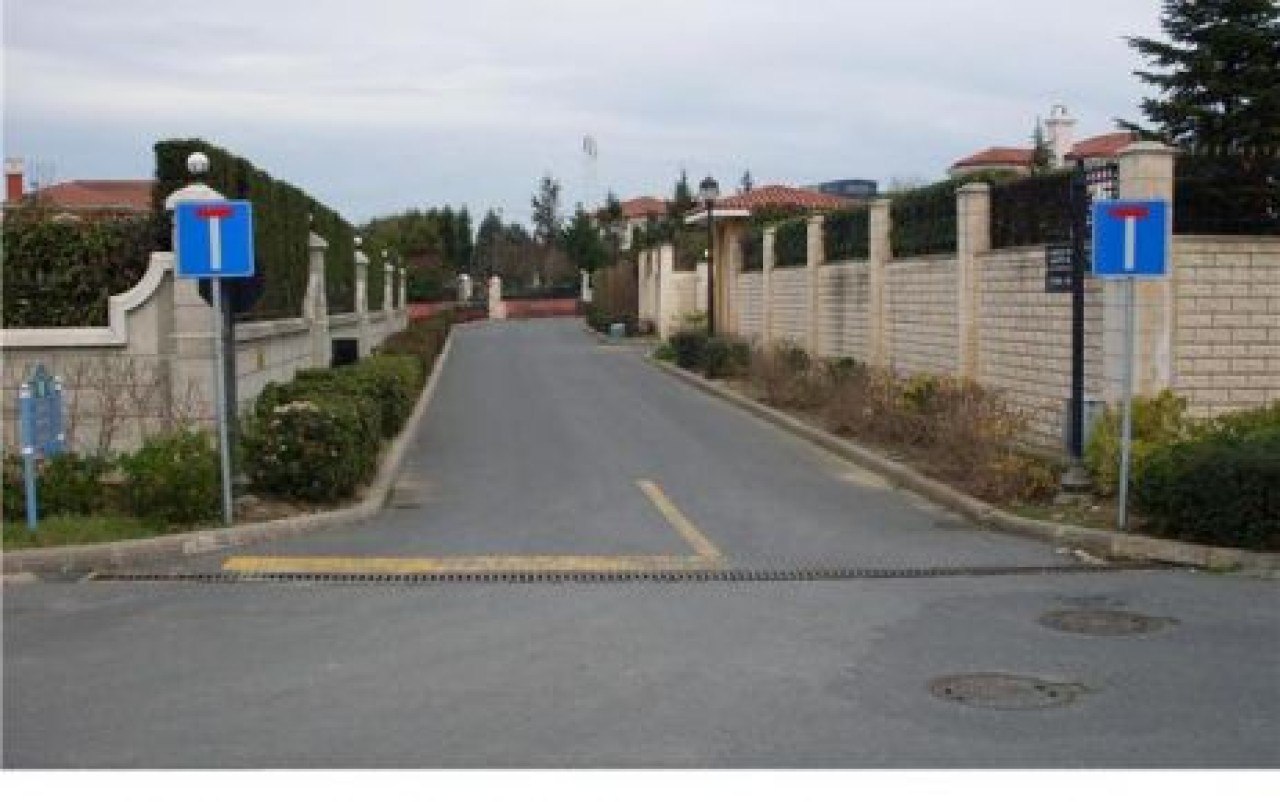 Devletin tabelası çalındı.