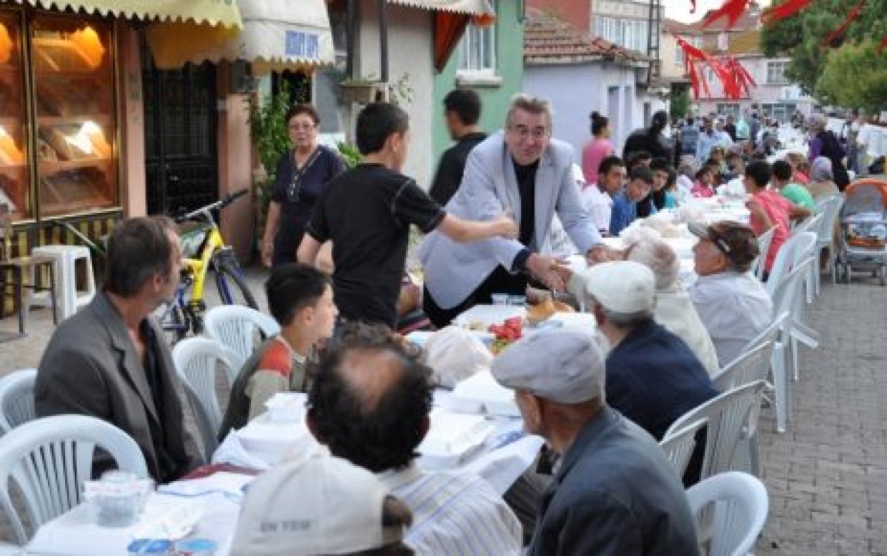 ÇATALCA BELEDİYESİ’NDEN KARACAKÖY’DE İFTAR