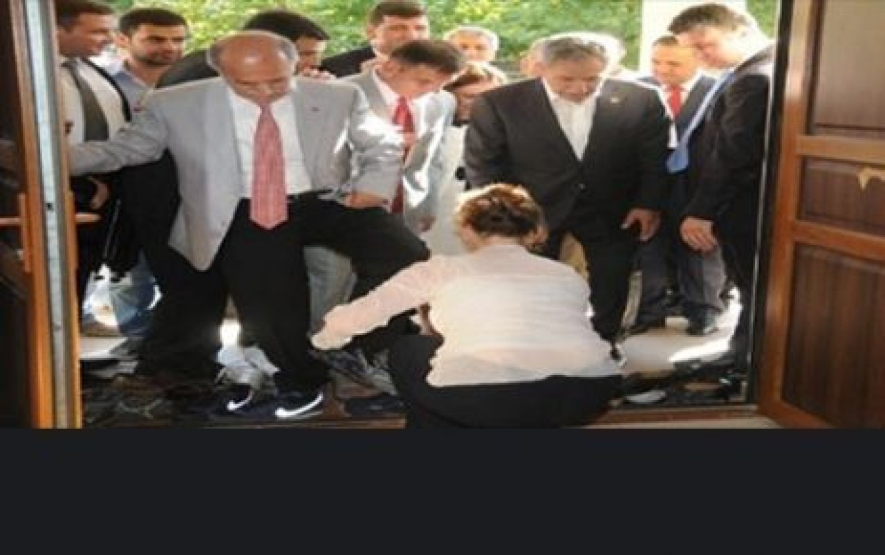Arınç ayakkabısını çıkardı, Vali'nin galoşunu kadın görevli giydirdi
