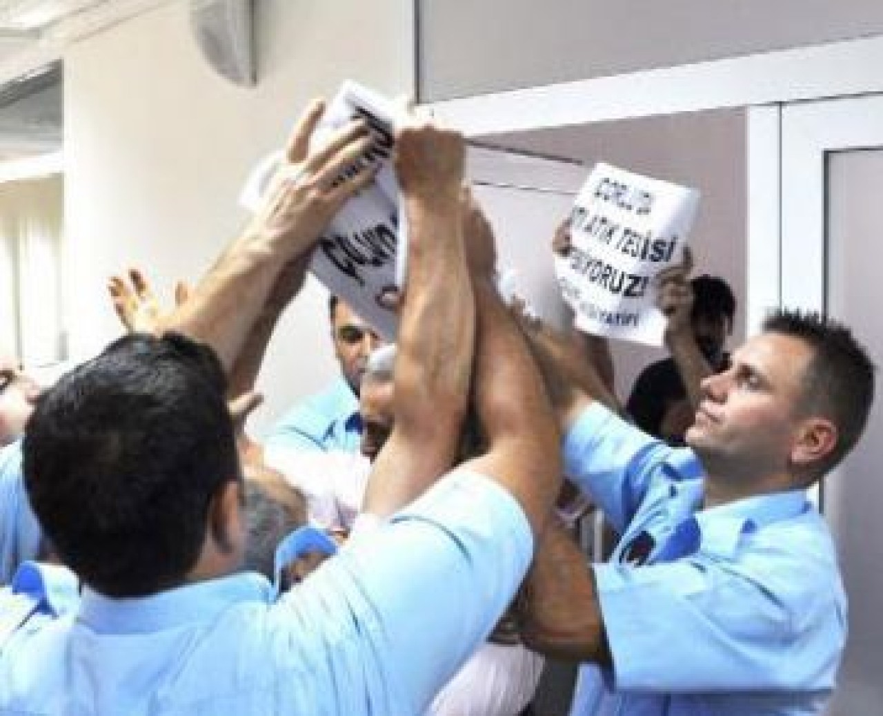 Çevreciler meclis salonunu bastı