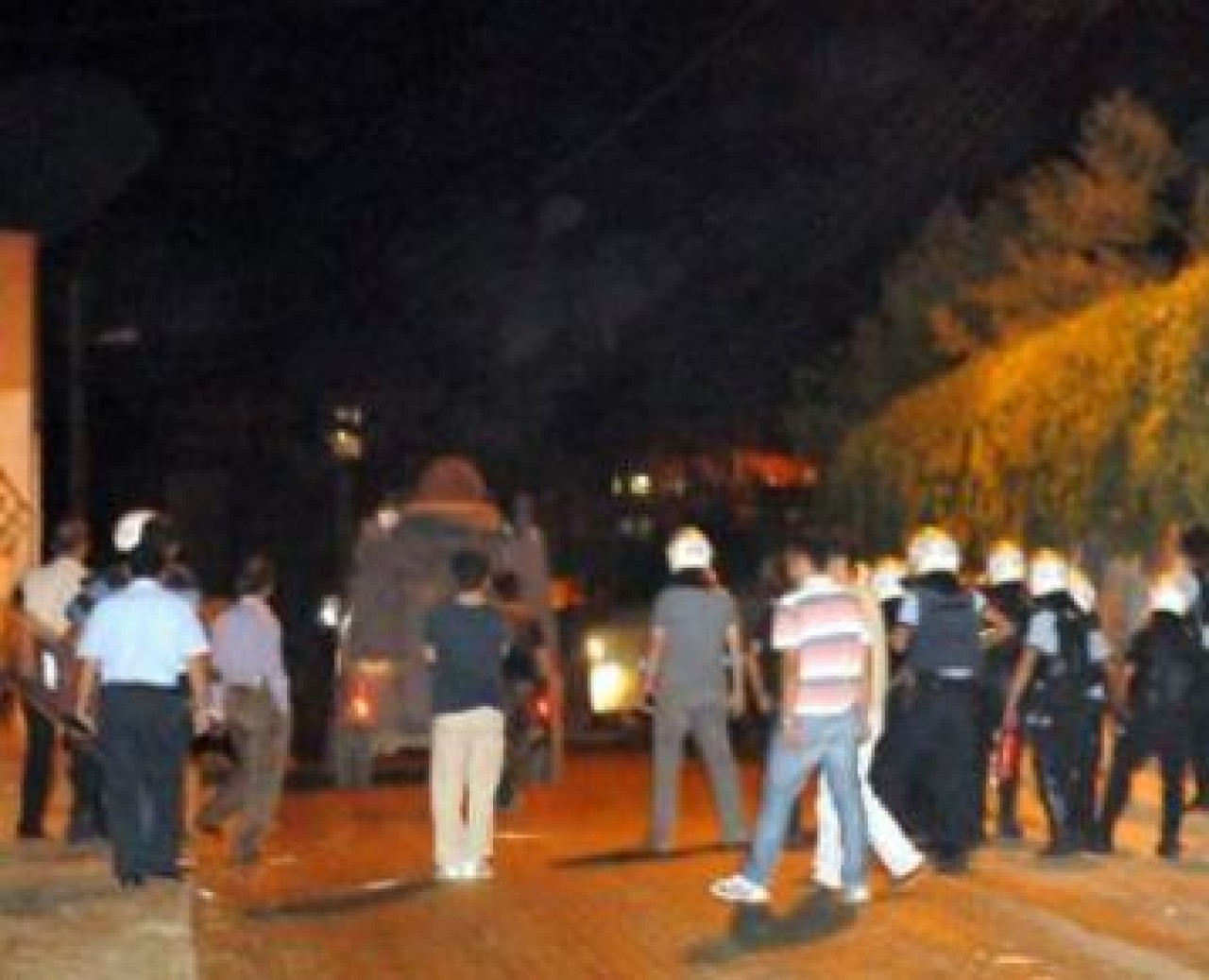 Şırnak'ta göstericiler polise ses bombası attı