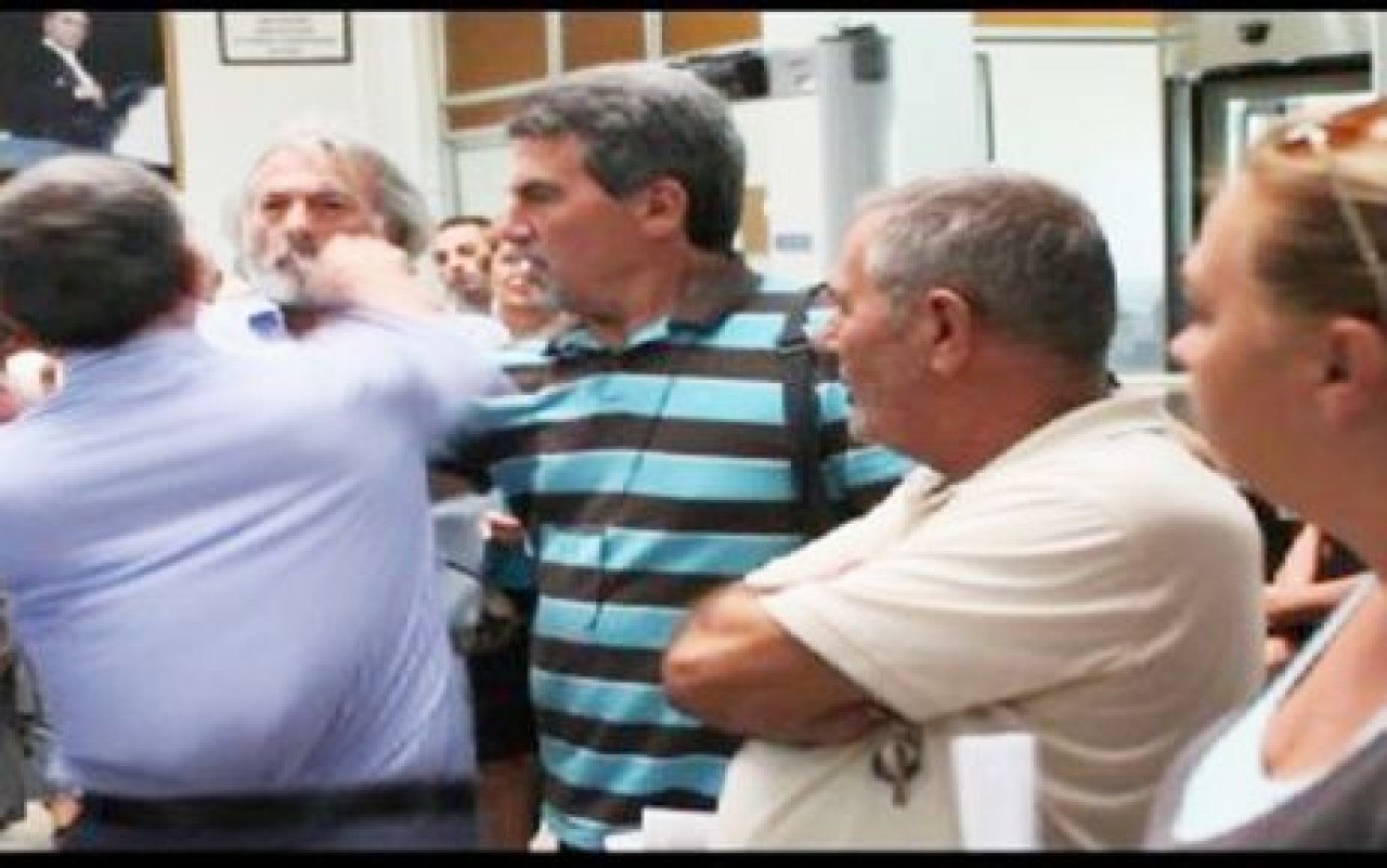 KÖKSAL ÇEBİ'YE YUMRUK SALLADI..!