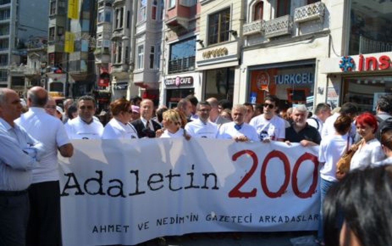 Ahmet Şık ve Nedim Şener'in arkadaşları  “Adaletin iki yüzü 'ü“ için yürüdü.