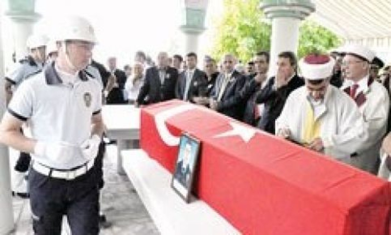 Cenaze namazını dayısı kıldırdı