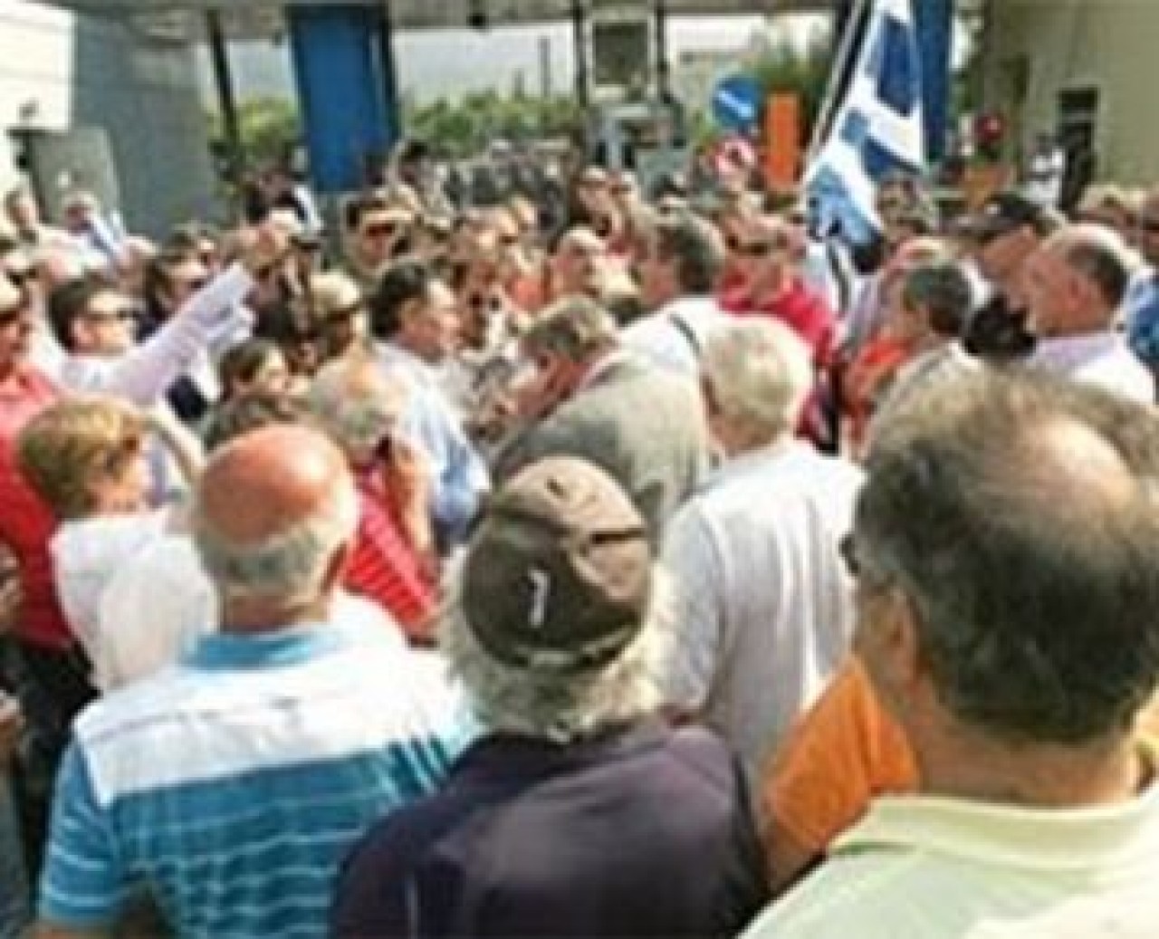 Yunan Savunma Bakanlığı’nı bastılar