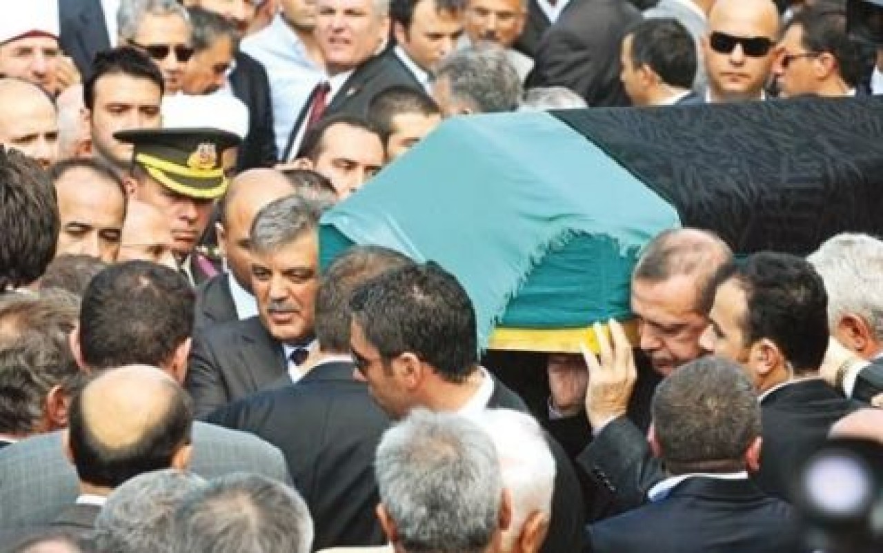 Gözyaşı ve Kâbe örtüsüyle uğurladı