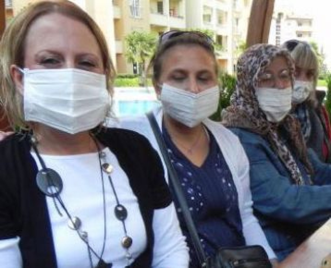 Kadınlardan maskeli eylem