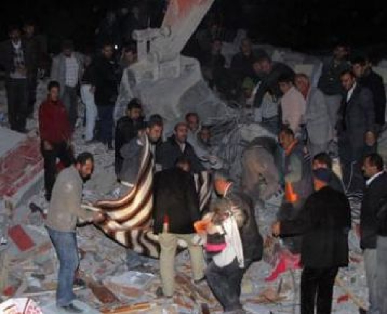 Erçiş'te 2 saat içinde enkazdan 24 kişi kurtarıldı