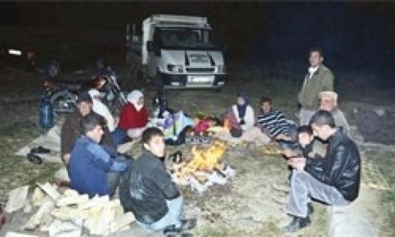 Ateş yakıp sabahladılar