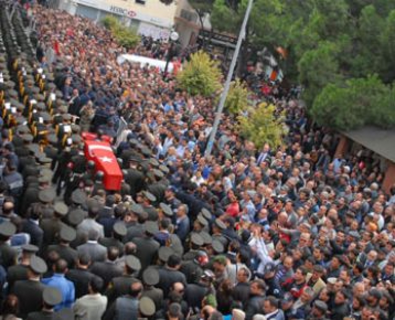 Şehit er doğum gününde toprağa verildi
