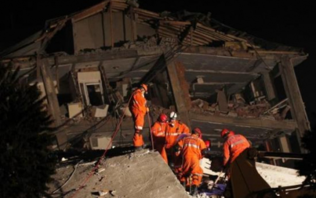 Hamile kadın ve çocukları 35 saat sonra kurtarıldı