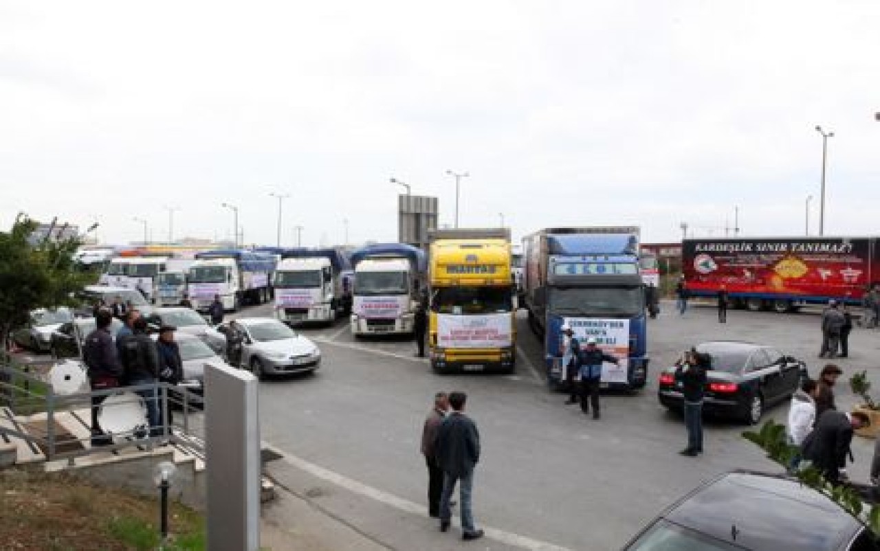 VAN’A 50 TIR DOLUSU YARDIM GÖNDERİLDİ