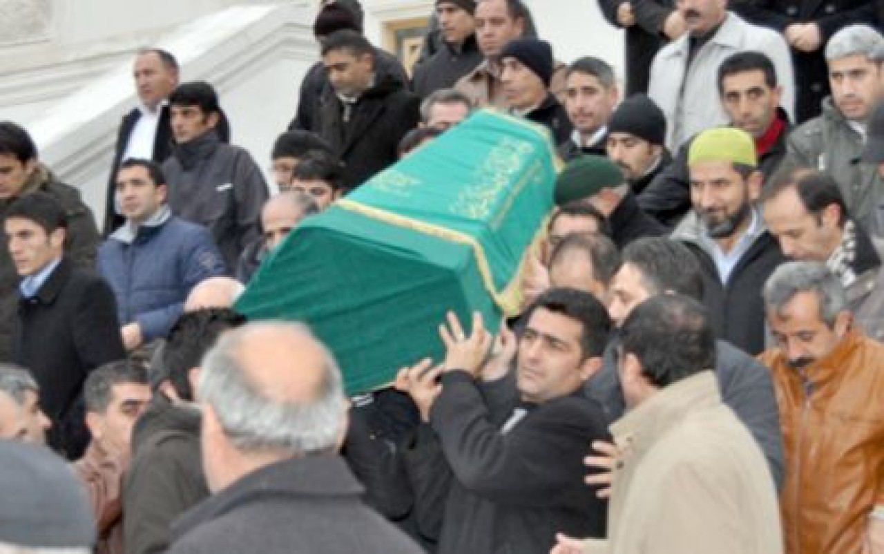 Ünlü toprağa verildi