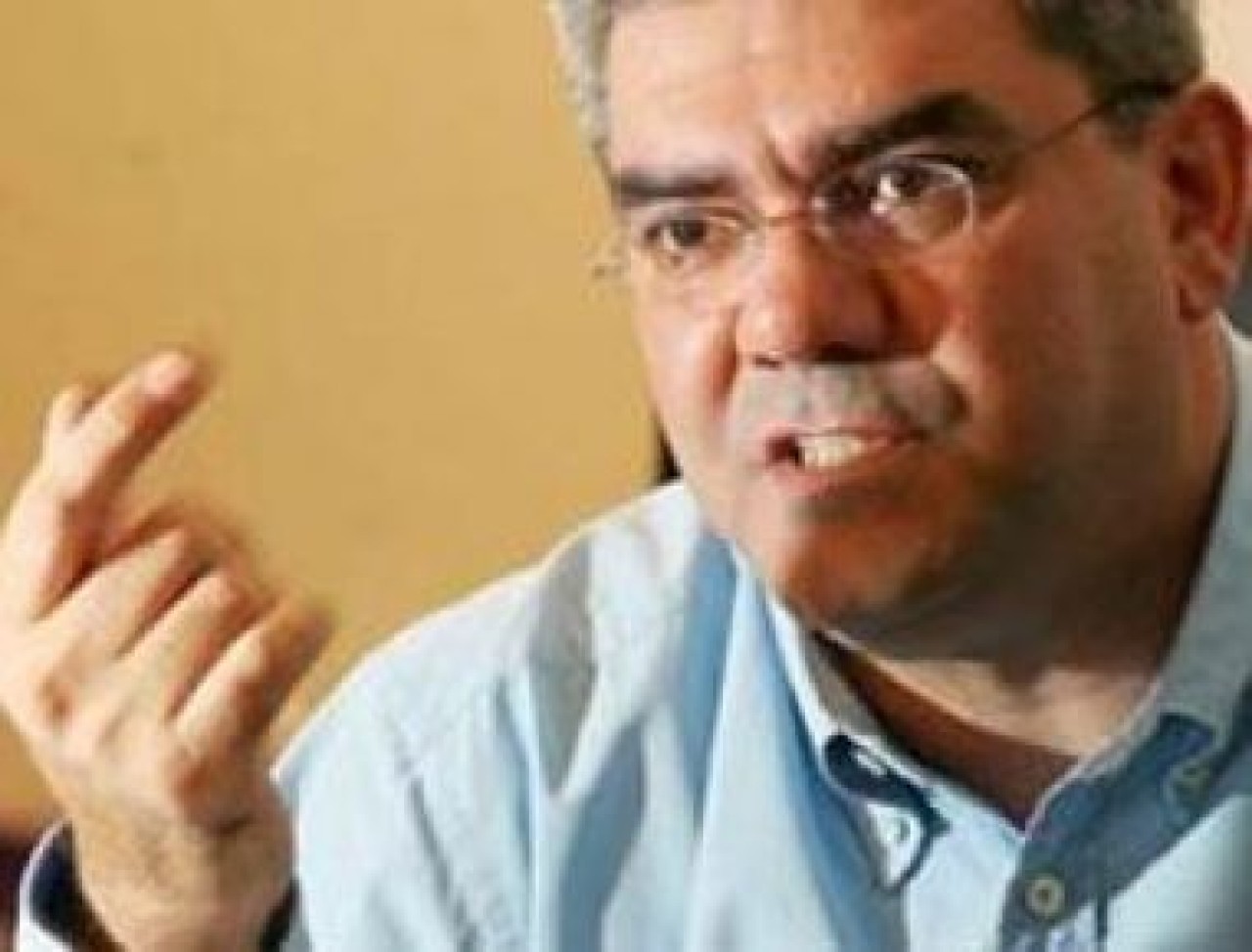 Bedelli bekliyorduk.