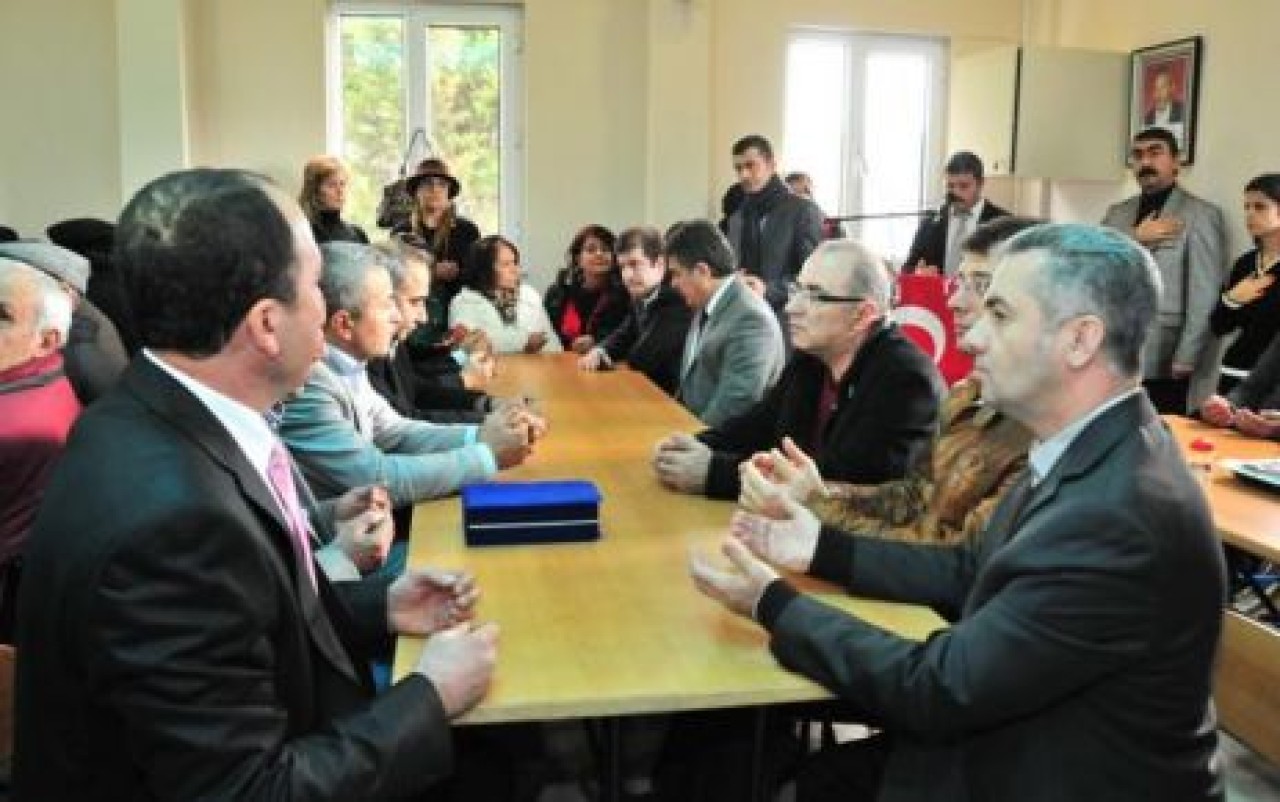 Gürpınar Cem Evi aşure dağıtımına yoğun katılım