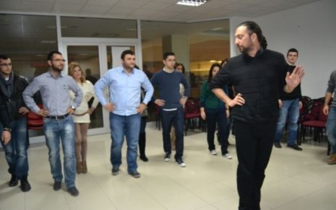 DANS ET RİTMİ HİSSET