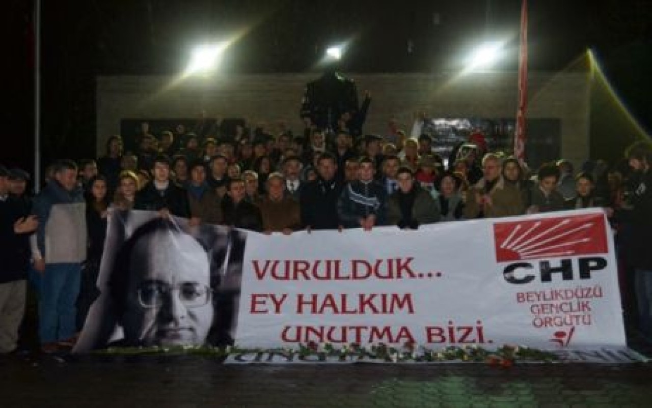 KARANFİLLERLE ANILDI