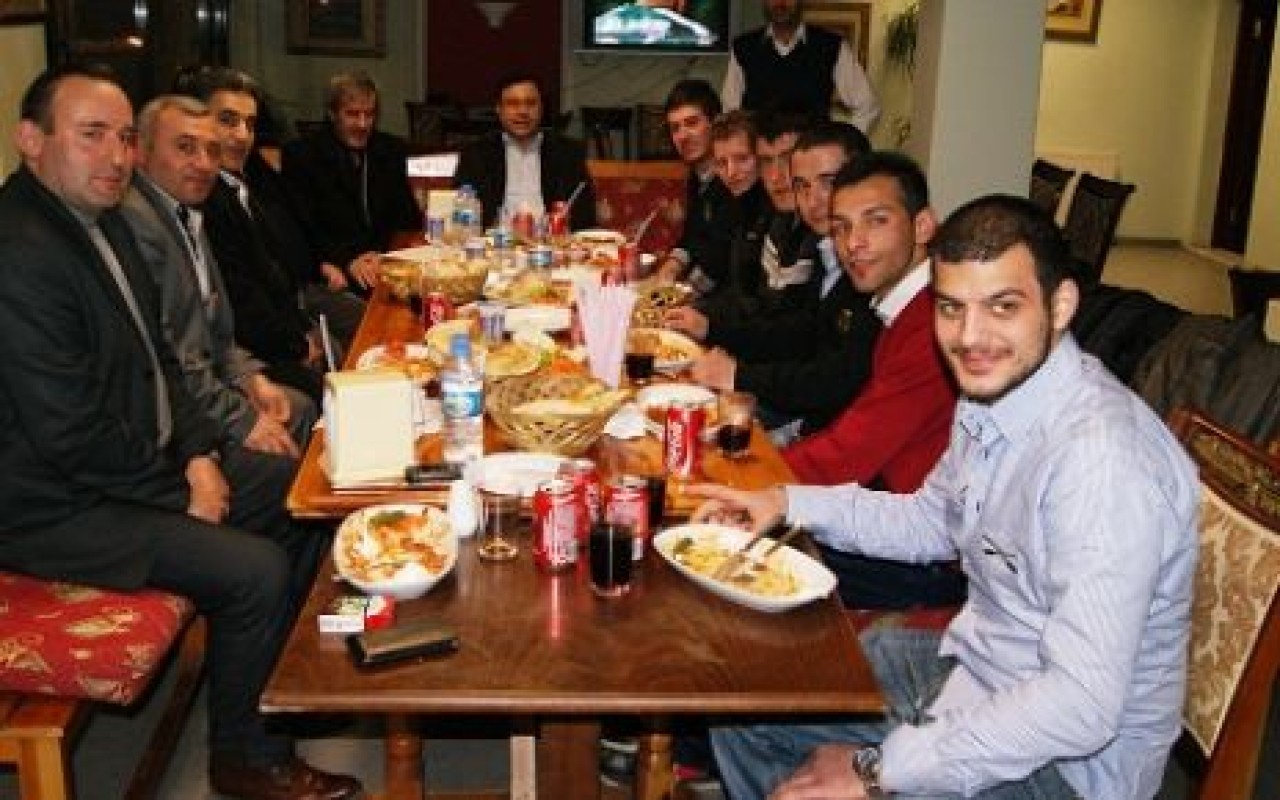 ASKER GENÇLERLE AKŞAM YEMEĞİ