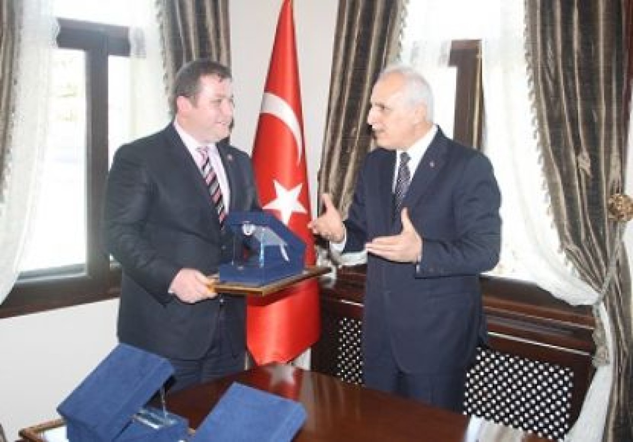 MUHTARLARDAN VALİ MUTLU'YA ÖDÜL