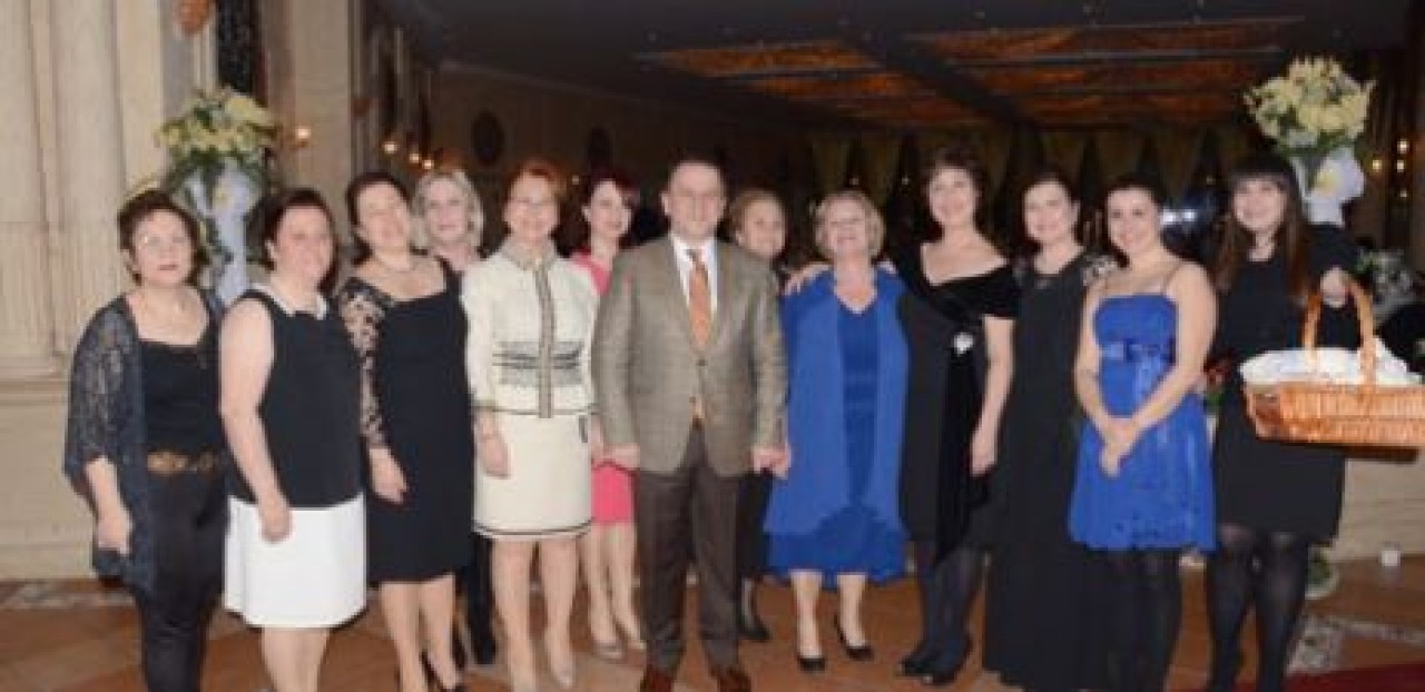 Işıklar Kadınların Gününü Kutladı