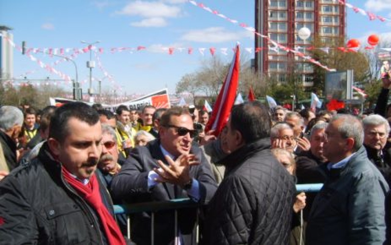 CHP otobüslerine engel