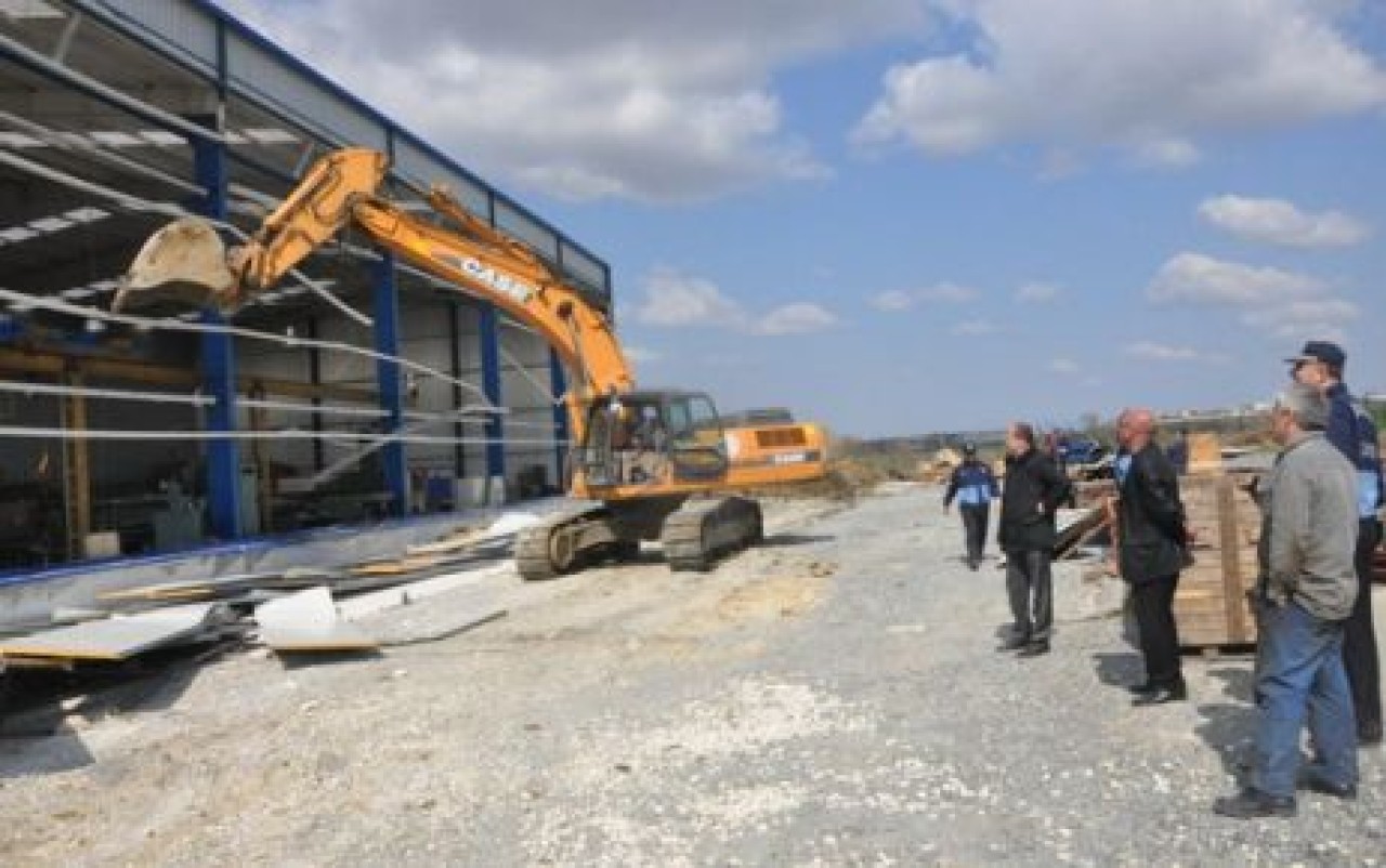 Ruhsatsız işyeri belediye ekipleri tarafından yıkıldı…