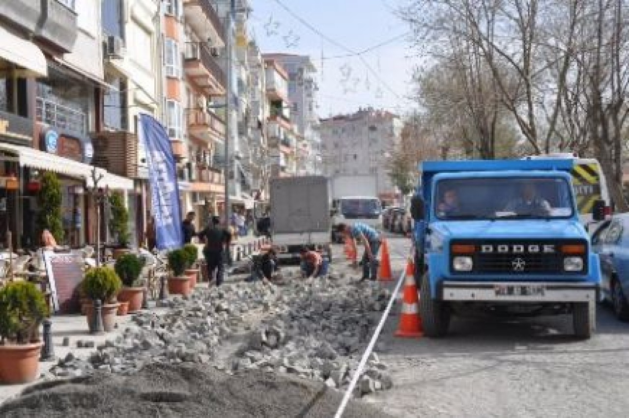 Atatürk caddesinde taşlar yerinden oynadı!