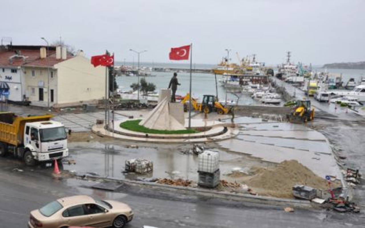 Atatürk meydanı düzenleme çalışmaları sürüyor