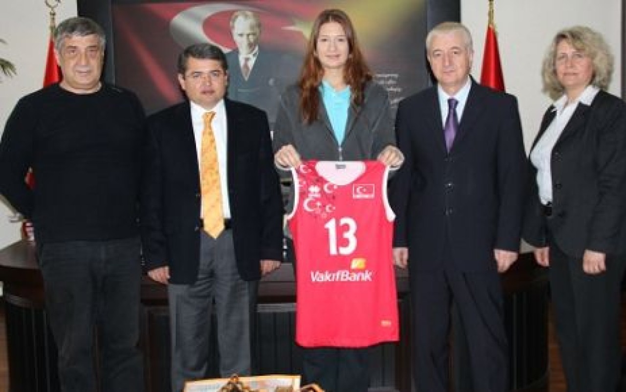 Milli Voleybolcudan Kaymakama ziyaret
