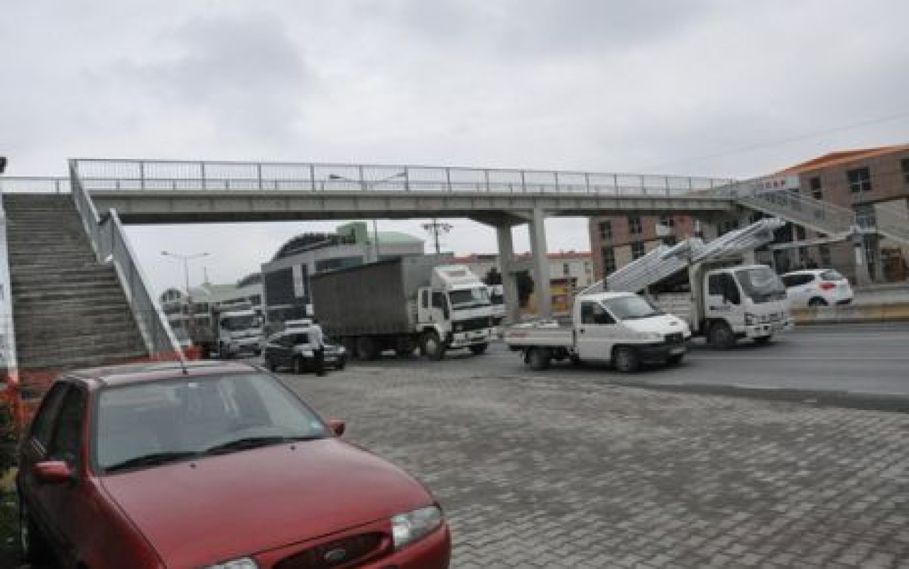 Çakmaklı Metro önüne üst geçit yapıldı.