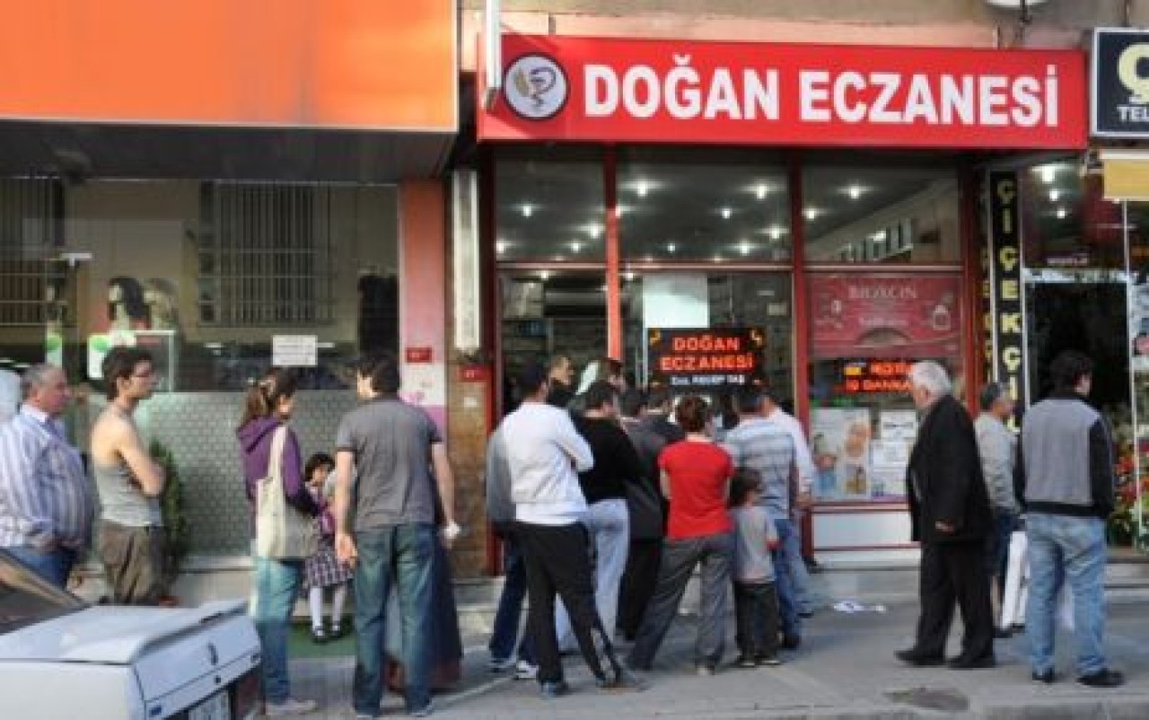 Nöbetçi eczanelerde kuyruk çilesi