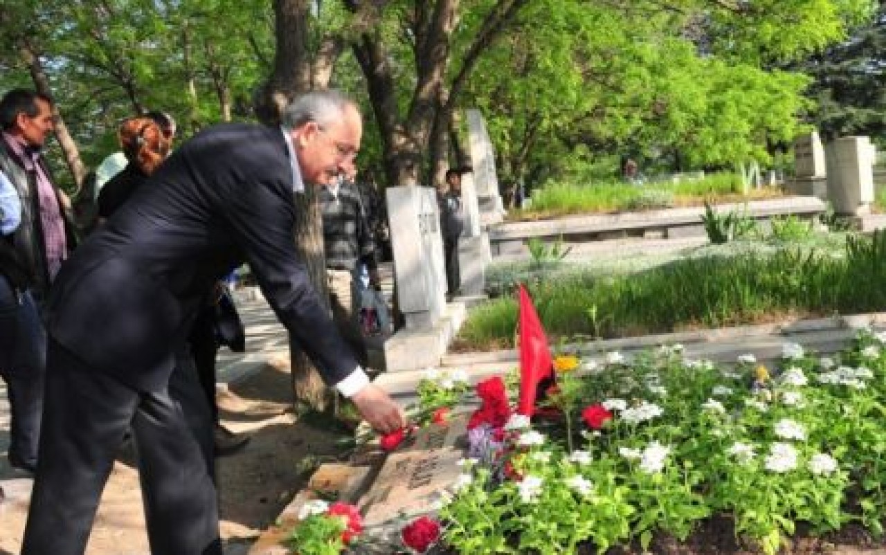 Kılıçdaroğlu, 3 fidanın mezarı başında
