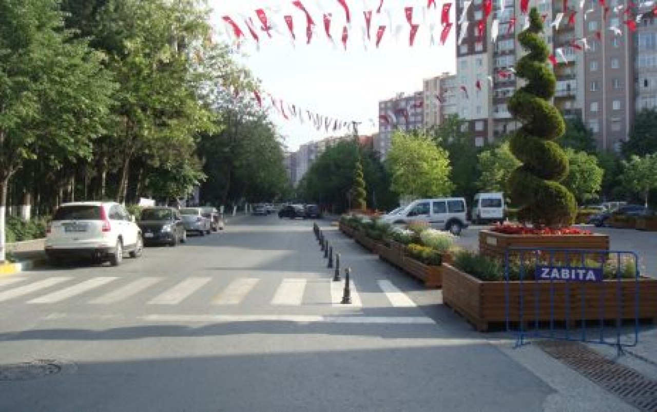 Belediye önünde demir kazıklar !