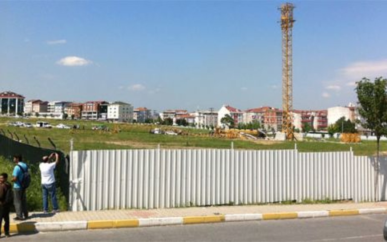 Beylikdüzü'nde vinç devrildi!