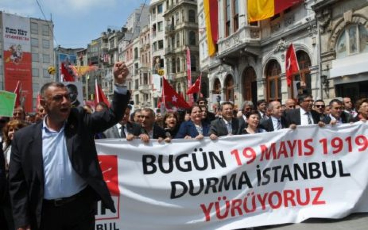 ONBİNLERCE CHP’Lİ 19 MAYIS’I TAKSİM’DE KUTLADI