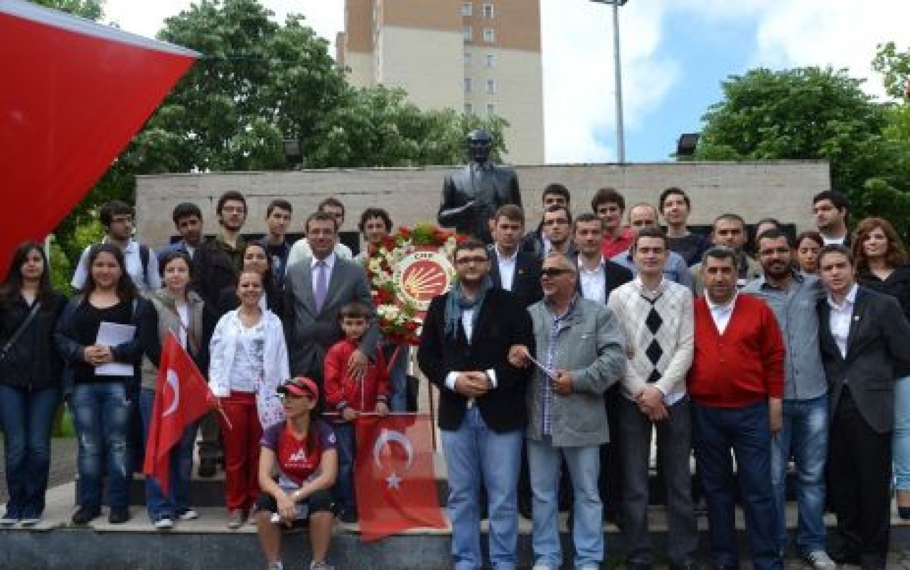 YASAĞA RAĞMEN BAYRAM COŞKUSU