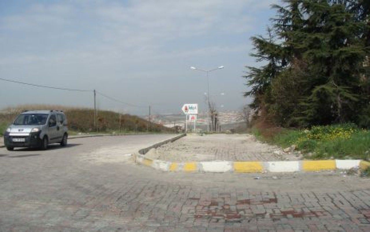 Önüne gelen yollara tecavüz ediyor !