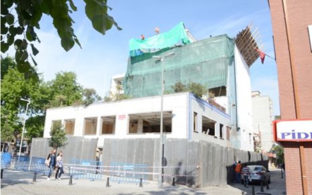 SİLVİYA OTEL’İN YIKIMINA BAŞLANDI