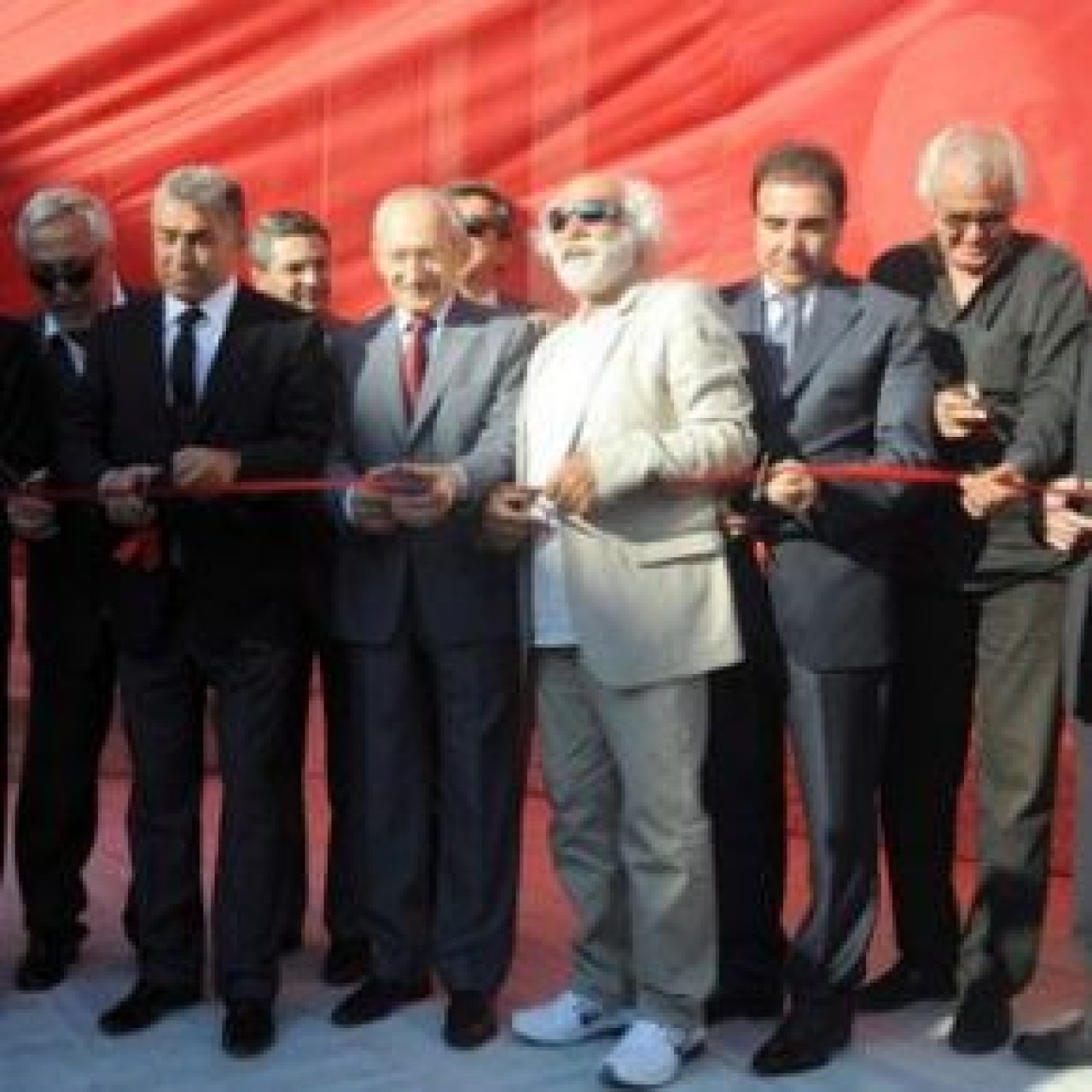 Kılıçdaroğlu, 'İlhan Selçuk Anıtı'nı Açtı