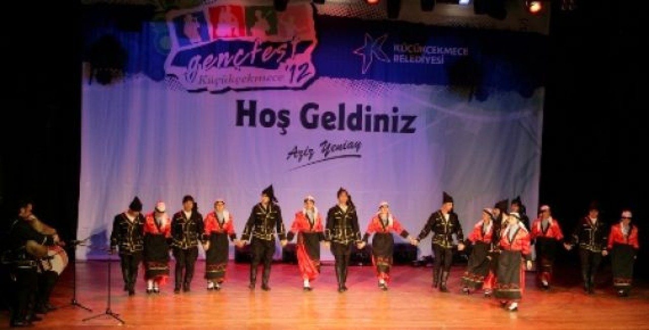 GELECEĞİN SANATÇILARI SAHNEYE ÇIKTI.GENÇLİĞİN COŞKUSU “GENÇFEST12” DE YAŞANDI.