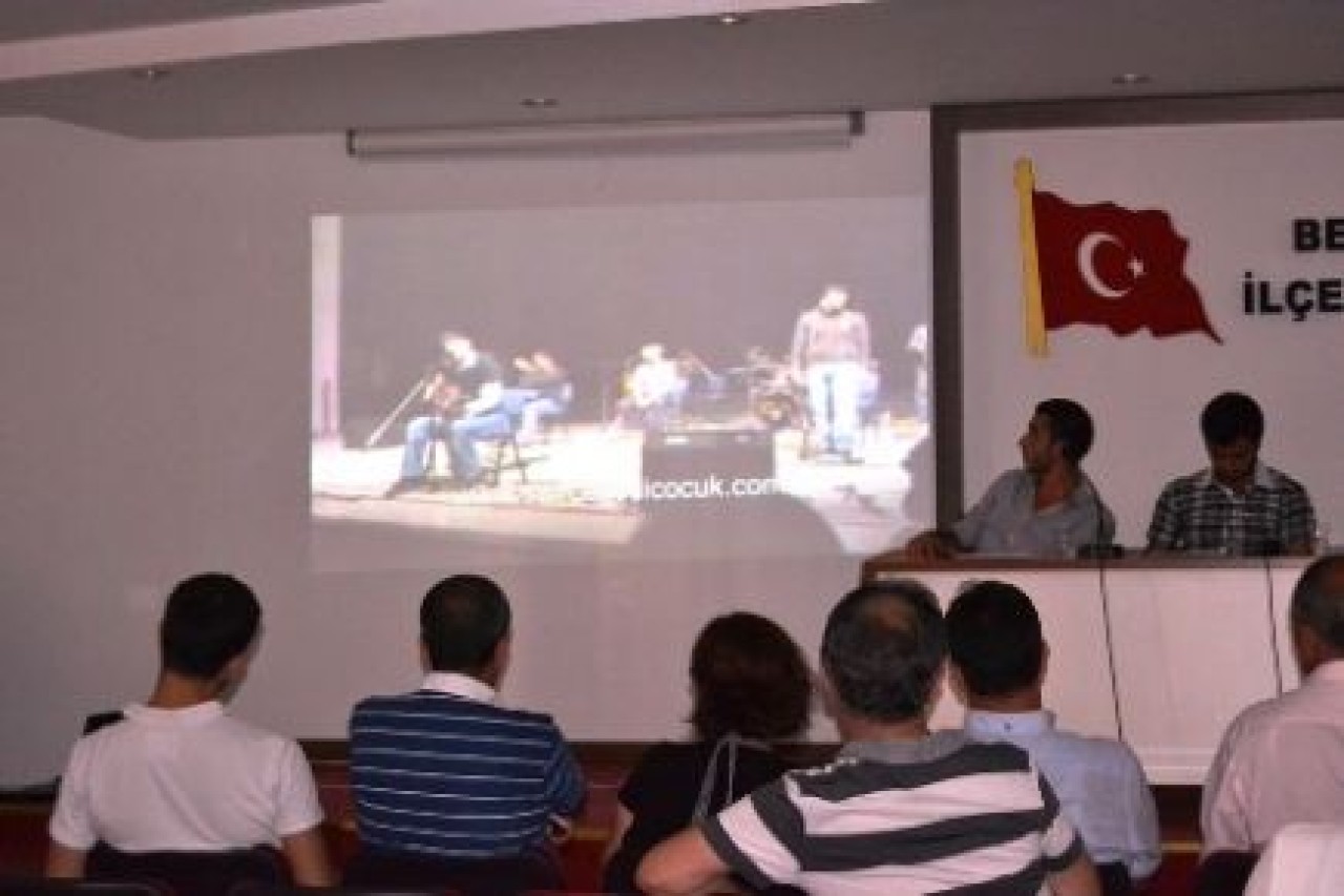 ŞARKILARIYLA YAŞIYOR