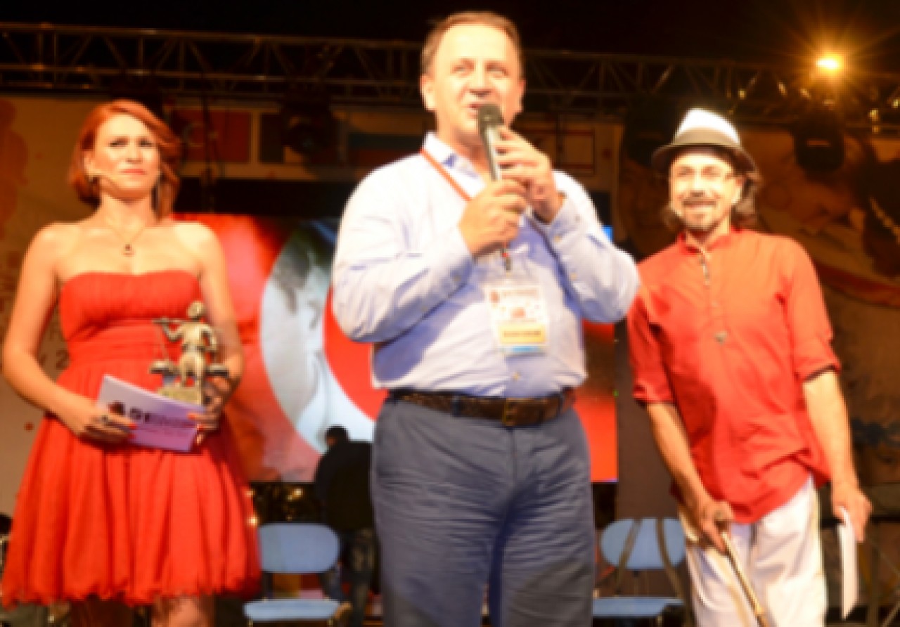 YEREL SANATÇILARIN PERFORMANSI GÖZ DOLDURDU