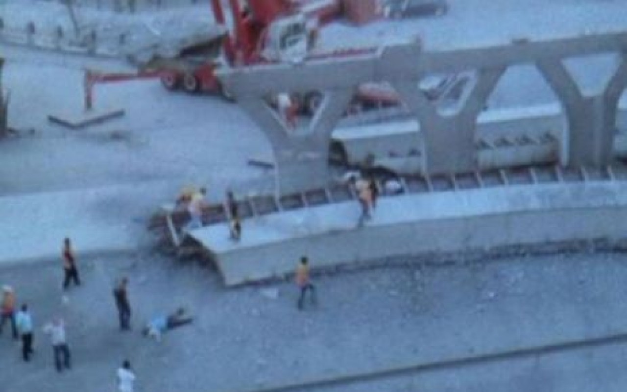 Metrobüs yolu çöktü: 1 ölü 3 yaralı