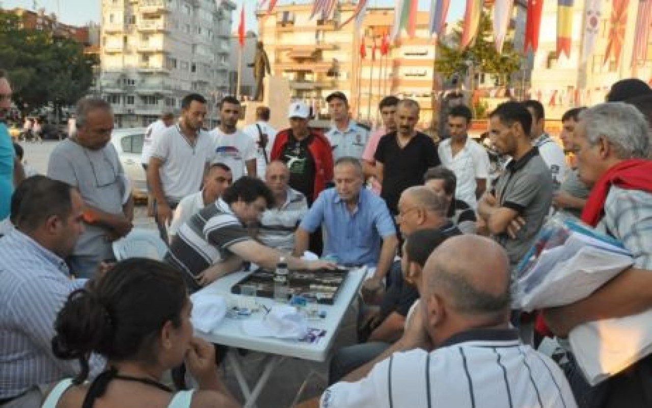 256 KİŞİ AYNI ANDA TAVLA OYNADI